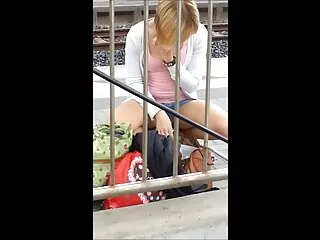 Skanky brunette کدال اس گندی فوبسی کی اندام نہانی کے پیچھے سے فیلم سگسی ترکی کیلوں سے جڑا